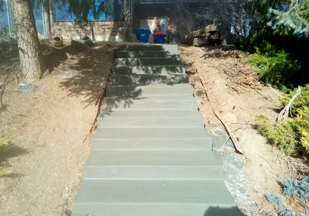 concrete_stairway_from_street-up_to_front_door
